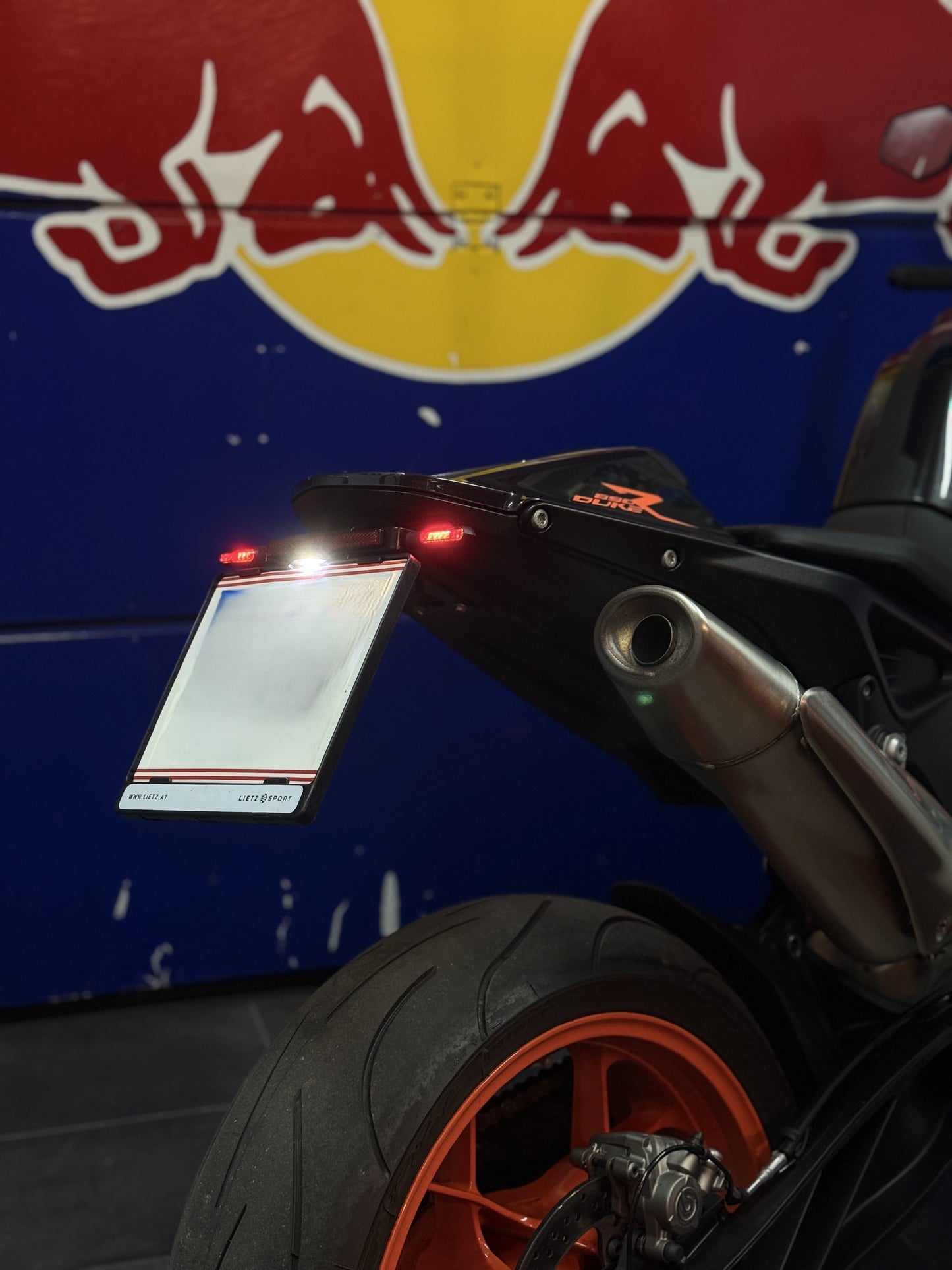 TNM Kennzeichenhalterung für KTM Duke 790 / 890 / 890R - mit integrierter Beleuchtung & Blinker-Rücklicht