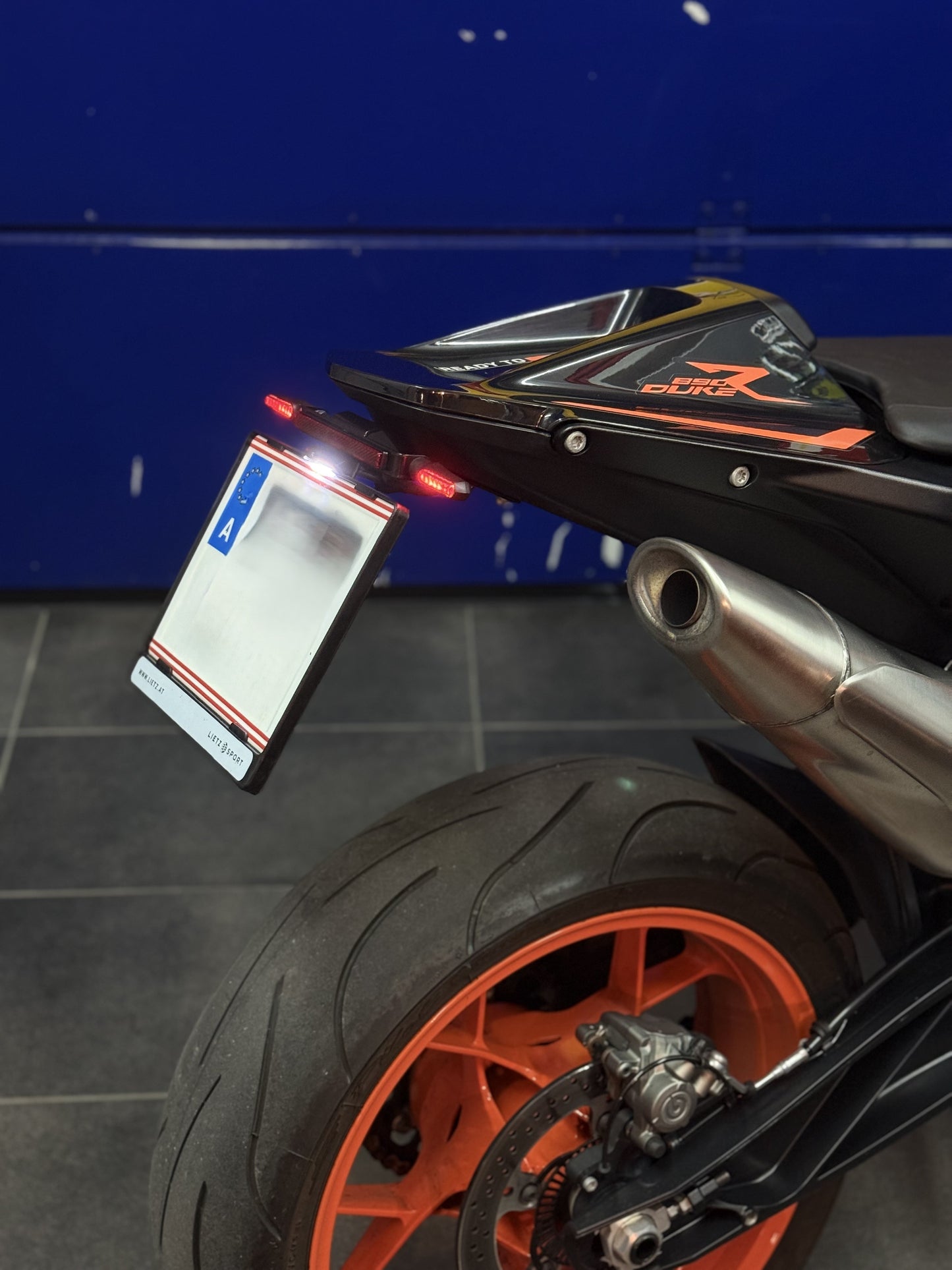 TNM Kennzeichenhalterung für KTM Duke 790 / 890 / 890R - mit integrierter Beleuchtung & Blinker-Rücklicht